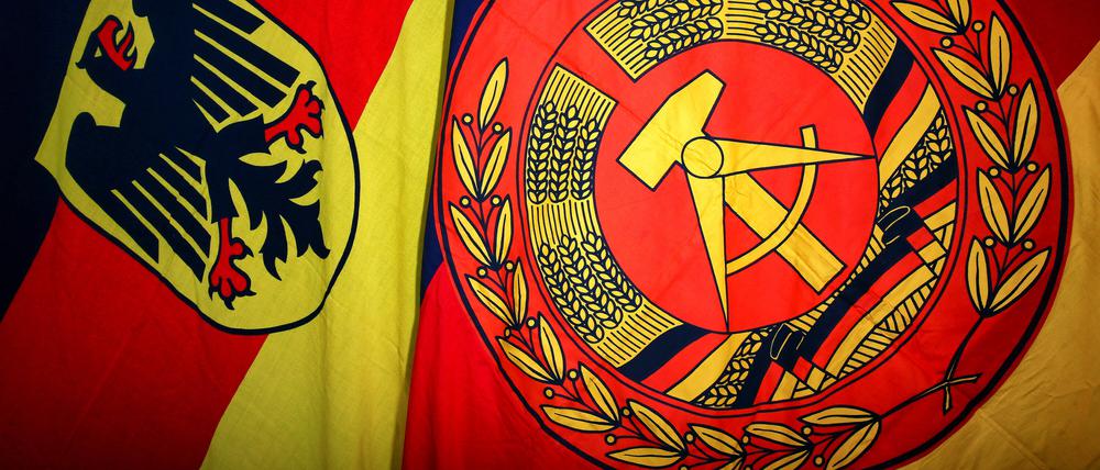 Staatsflagge der Bundesrepublik Deutschland neben der Staatsflagge der Deutschen Demokratischen Republik.