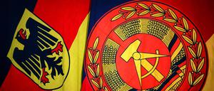 Staatsflagge der Bundesrepublik Deutschland neben der Staatsflagge der Deutschen Demokratischen Republik.