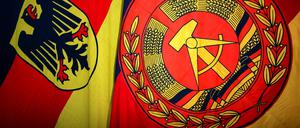 Staatsflagge der Bundesrepublik Deutschland neben der Staatsflagge der Deutschen Demokratischen Republik.