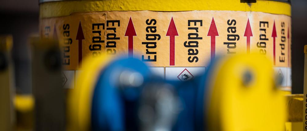 Der Schriftzug «Erdgas» ist mehrfach auf einem Rohr zu lesen.