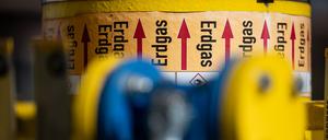 Der Schriftzug «Erdgas» ist mehrfach auf einem Rohr zu lesen.