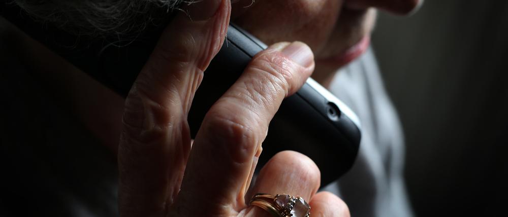 ARCHIV - 11.10.2019, Würzburg: Eine ältere Frau telefoniert mit einem schnurlosen Festnetztelefon.  (zu dpa «Polizei erwartet Anstieg von Betrugsfällen in Corona-Krise») Foto: Karl-Josef Hildenbrand/dpa +++ dpa-Bildfunk +++
