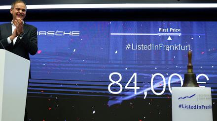 Oliver Blume, CEO of German car manufacturer Porsche, applauded as the first share prize is published during Porsche's IPO in Frankfurt, Germany, September 29, 2022. REUTERS/Kai Pfaffenbach