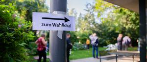 Wähler stehen für die Wahl im Evangelischen Gymnasium zum Grauen Kloster in Berlin-Schmargendorf Schlange. 