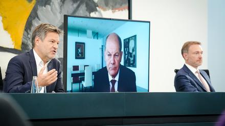 Robert Habeck bei der Vorstellung der Gaspreisbremse, mit dem aus der Corona-Isolation zugeschalteten Kanzler Olaf Scholz und Finanzminister Christian Lindner. 