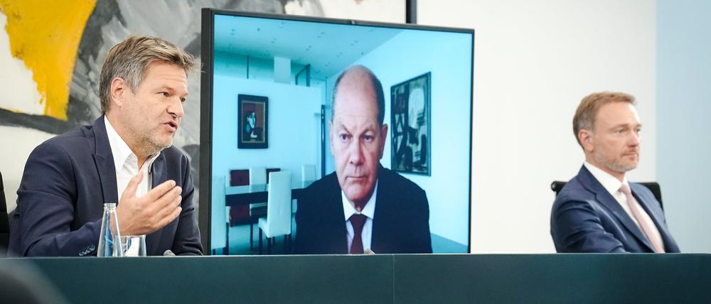 Robert Habeck bei der Vorstellung der Gaspreisbremse, mit dem aus der Corona-Isolation zugeschalteten Kanzler Olaf Scholz und Finanzminister Christian Lindner.