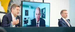 Robert Habeck bei der Vorstellung der Gaspreisbremse, mit dem aus der Corona-Isolation zugeschalteten Kanzler Olaf Scholz und Finanzminister Christian Lindner. 