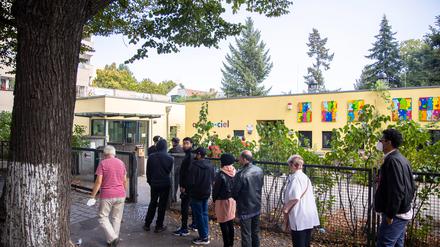  Wahlberechtigte stehen Schlange vor einem Wahllokal in Berlin.
