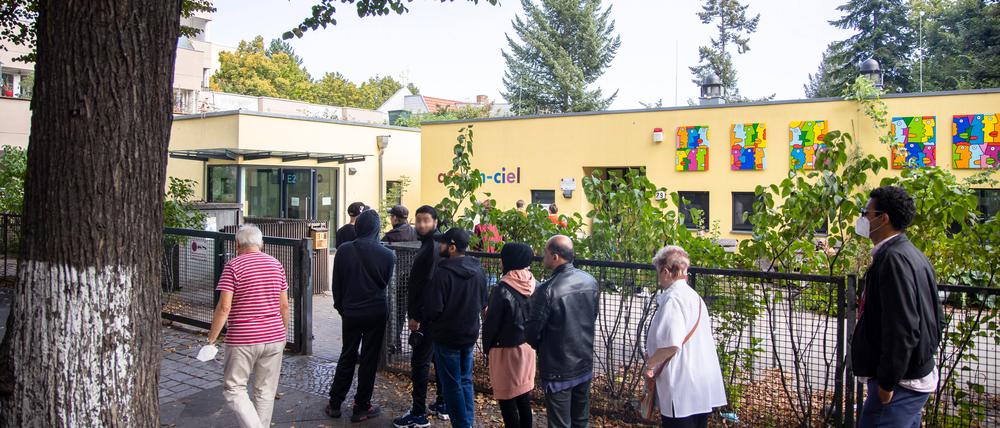 Wahlberechtigte stehen Schlange vor einem Wahllokal in Berlin.