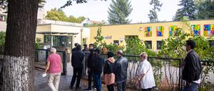  Wahlberechtigte stehen Schlange vor einem Wahllokal in Berlin.