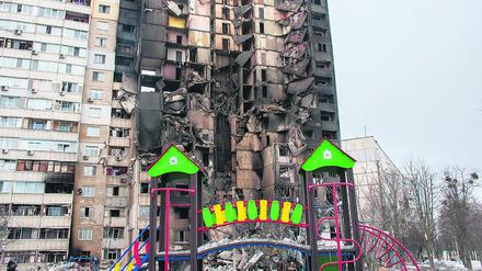 Spielplatz vor einem beschossenen Wohnhaus in Charkiw, kurz nach Kriegsbeginn. 