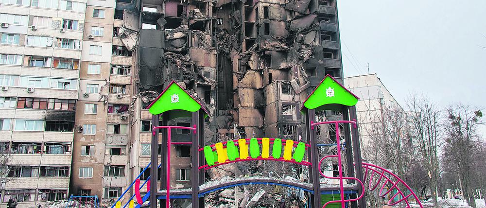 Spielplatz vor einem beschossenen Wohnhaus in Charkiw, kurz nach Kriegsbeginn. 