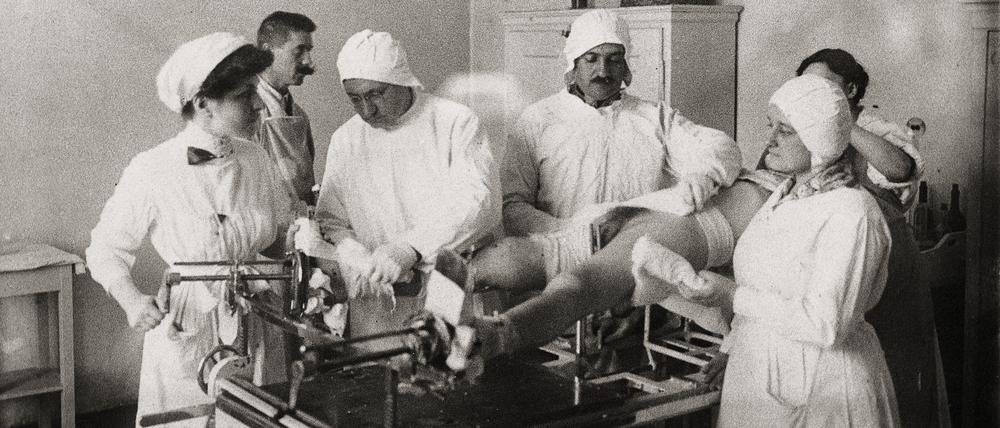 Auch wenn Männer die Hebammen aus der Geburtshilfe verdrängten, konnten die Frauen ihren Weg wieder zurückfinden.