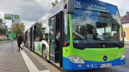 Ein Regiobus in Geltow (Potsdam-Mittelmark)