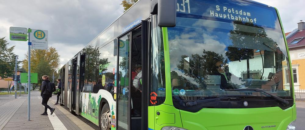 Ein Regiobus in Geltow (Potsdam-Mittelmark)