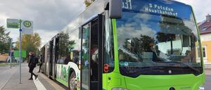 Ein Regiobus in Geltow (Potsdam-Mittelmark)