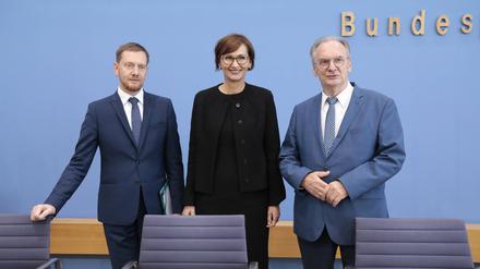  Ministerpräsident des Freistaates Sachsen Michael Kretschmer, Bundesministerin für Bildung und Forschung Bettina Stark-Watzinger, Ministerpräsident des Landes Sachsen-Anhalt Dr. Reiner Haseloff, Deutschland, Berlin, Bundespressekonferenz.