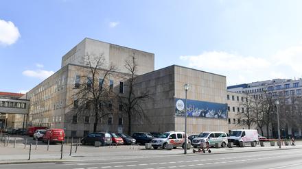 Blick auf eine Seitenfassade der Komischen Oper. 