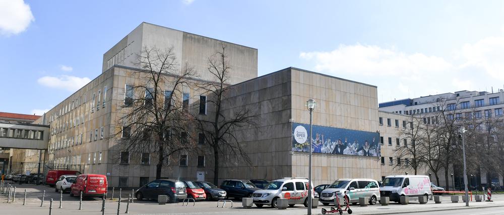 Blick auf eine Seitenfassade der Komischen Oper.