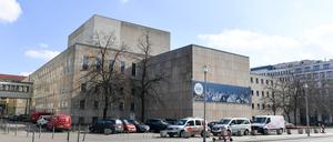 Blick auf eine Seitenfassade der Komischen Oper. 