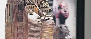 15.09.2022, Berlin: Zu Beginn einer Pressekonferenz vor der letzten Teileröffnung des Humboldt Forums stehen die sogenannten Benin Bronzen in den Ausstellungsräumen. Die Sammlungspräsentationen des Ethnologischen Museums und des Museums für Asiatische Kunst der Staatlichen Museen zu Berlin sind mit rund 20 000 Exponaten auf 16 000 Quadratmetern dann vollständig zu sehen. Foto: Wolfgang Kumm/dpa +++ dpa-Bildfunk +++