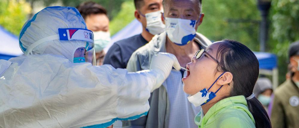 Eine junge Bürgerin in Chengdu, China wird auf das Coronavirus getestet (Archivbild).