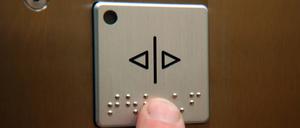 Bildnummer: 50486248  Datum: 01.05.2004  Copyright: imago/Steinach
Finger liest Blindenschrift auf einer Aufzugtaste in Berlin, Objekte , Körperteile , Symbolfoto; 2004, Berlin, lesen, lesend, Blinden-Schrift, blind, Blinder, Blinde, Blindheit, Brille; , quer, Kbdig, Einzelbild, Deutschland,  ,/ Taste, Tasten, taktil, taktile, tastet, tastend, Braille, Brailleschrift; Aufnahmedatum geschätzt