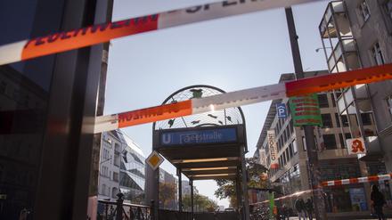 Ein Absperrband der Berliner Feuerwehr verhindert den Zugang zum U-Bahnhof an der Seestraße. Dort war am Morgen ein Feuer ausgebrochen. 