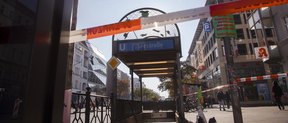 Ein Absperrband der Berliner Feuerwehr verhindert den Zugang zum U-Bahnhof an der Seestraße. Dort war am Morgen ein Feuer ausgebrochen.