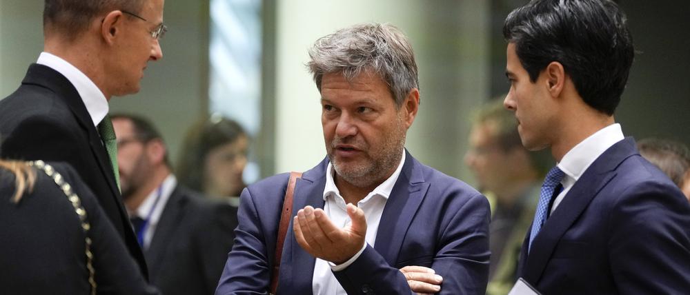 Robert Habeck spricht am 30. September während eines Treffens der EU-Energieminister mit dem ungarischen Außenminister Peter Szijjarto (l.) und dem niederländischen Minister für Klima und Energie, Rob Jetten.