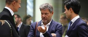 Robert Habeck spricht am 30. September während eines Treffens der EU-Energieminister mit dem ungarischen Außenminister Peter Szijjarto (l.) und dem niederländischen Minister für Klima und Energie, Rob Jetten.