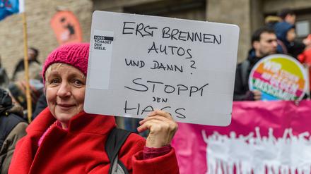 Die Rudower Pfarrerin Beate Dirschauer bei einer Kundgebung gegen Nazis im Februar 2018.