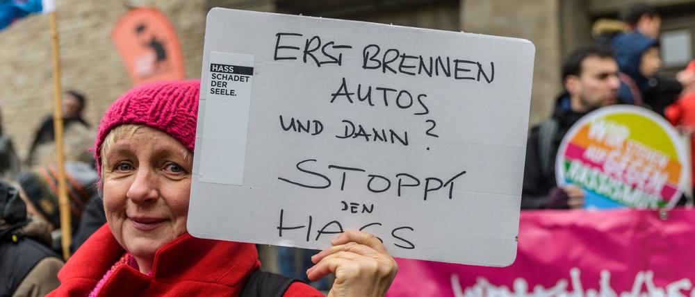 Die Rudower Pfarrerin Beate Dirschauer bei einer Kundgebung gegen Nazis im Februar 2018.
