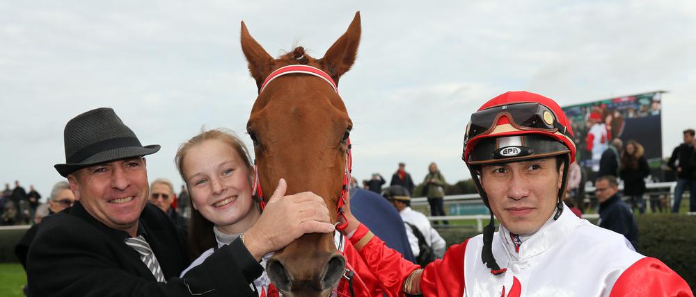 Trainer Jan Korpas (l.) feierte seit 2018 47 Siege mit seinen Pferden.