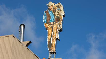 Der Marlboro-Mann auf dem Dach von Philip Morris im Neuköllner Gewerbegebiet Südring.
