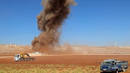 Eine Rauchwolke am 27. September an der syrischen Grenze zur Türkei. Zuvor gab es russische Luftangriffe.
