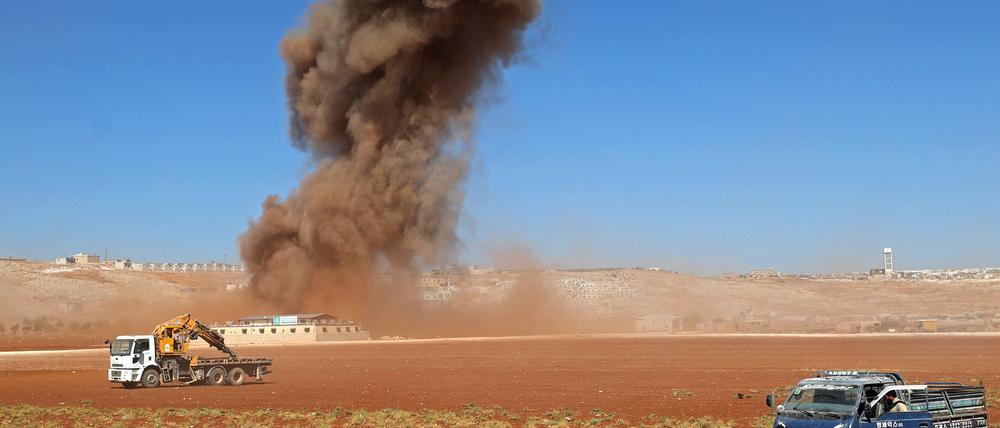 Eine Rauchwolke am 27. September an der syrischen Grenze zur Türkei. Zuvor gab es russische Luftangriffe.