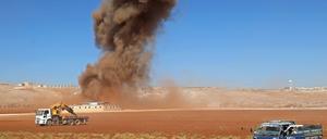 Eine Rauchwolke am 27. September an der syrischen Grenze zur Türkei. Zuvor gab es russische Luftangriffe.