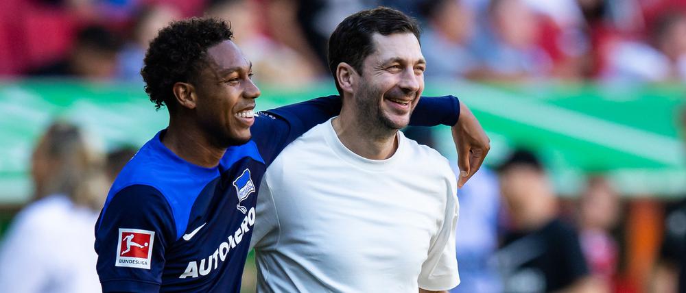 Trainer Sandro Schwarz (r.) freut sich über die positive Diagnose bei seinem Spieler Jean-Paul Boetius.
