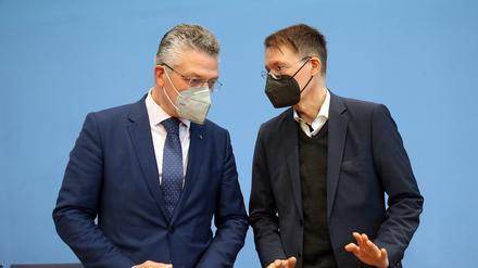 Lothar Wieler (l.), Chef des Robert Koch-Instituts, und Karl Lauterbach (SPD), Bundesgesundheitsminister, am Freitag im Haus der Bundespressekonferenz.
