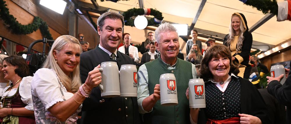 Start des 187. Münchner Oktoberfests auf der Theresienwiese, Fassanstich im Schottenhamel-Zelt: Karin Baumüller-Söder (l-r), Ehefrau des Ministerpräsidenten von Bayern, Markus Soeder (CSU), Ministerpräsident von Bayern, Dieter Reiter (SPD), Oberbürgermeister von München, und Petra Reiter, Ehefrau des Oberbürgermeisters von München, nach dem Fassanstich.