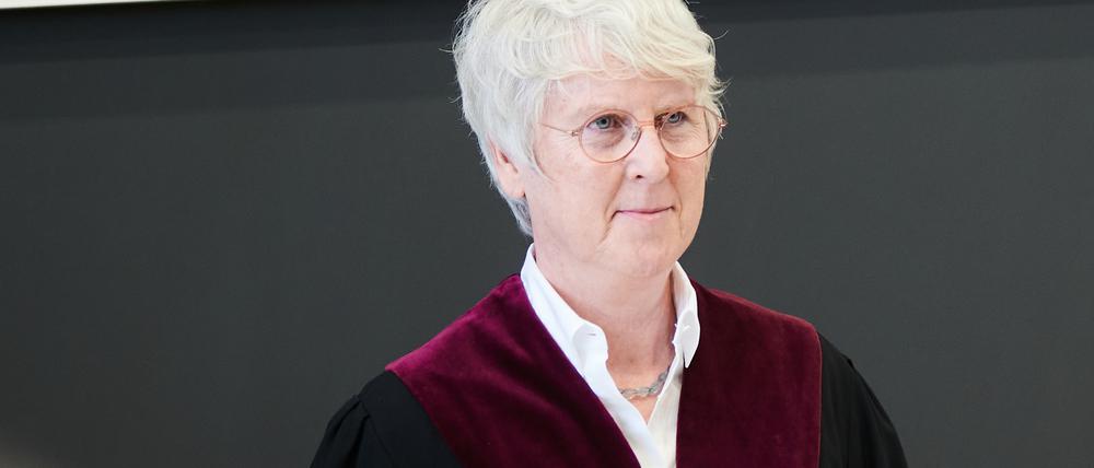 Ludgera Selting, Präsidentin des Verfassungsgerichtshofes und Robert Wolfgang Seegmüller, Vizepräsident des Verfassungsgerichtshofes stehen in einem Hörsaal der Freien Universität Berlin in Dahlem. Hier verhandelt das Verfassungsgericht heute über die Gültigkeit der Berliner Wahl.