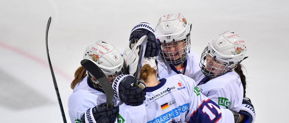 Die Eishockeyspielerinnen der Eisbären Berlin wollen ihren Zusammenhalt ausspielen.