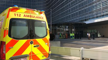 Ein Krankenwagen und Einsatzkräfte der Feuerwehr stehen vor dem Berlaymont-Gebäude, dem Sitz der Europäischen Kommission.