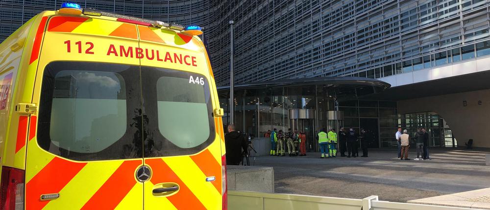 Ein Krankenwagen und Einsatzkräfte der Feuerwehr stehen vor dem Berlaymont-Gebäude, dem Sitz der Europäischen Kommission.