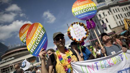 Queers demonstrieren für Geflüchtete.