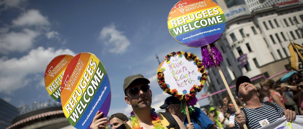 Queers demonstrieren für Geflüchtete.