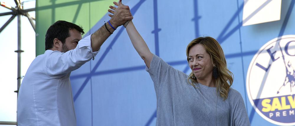 Vor zwei Jahren - hier auf einer Kundgebung 2020 in Rom - arbeiteten Giorgia Meloni und Matteo Salvini noch Hand in Hand. Inzwischen ist daraus ein politisches Armdrücken geworden.