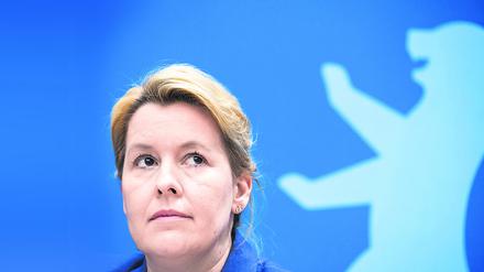 Die Regierende Bürgermeisterin von Berlin während einer Senatspressekonferenz im Roten Rathaus. 
