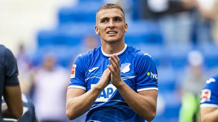 Grischa Prömel klatscht den Fans Beifall, bekommt aber auch selbst viel Zuspruch bei der TSG Hoffenheim.